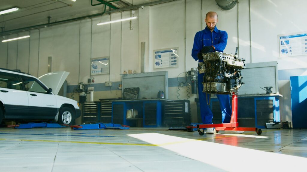 Florida Drivers Choose: Dealership Service or Local Independent Shop?